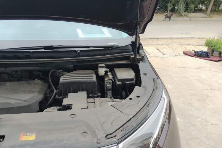 Used SAIC MAXUS G90 2023 2.0T Starry Seven-Seater Engine Bay Left