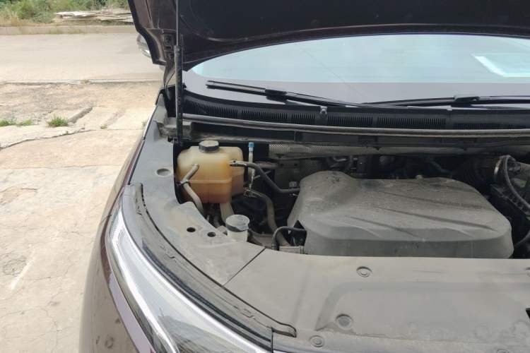 Used SAIC MAXUS G90 2023 2.0T Starry Seven-Seater Engine Bay Right