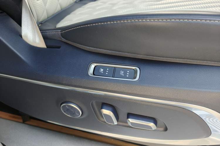 Used SAIC MAXUS G90 2023 2.0T Xingyun 7-Seater Version Interior 10