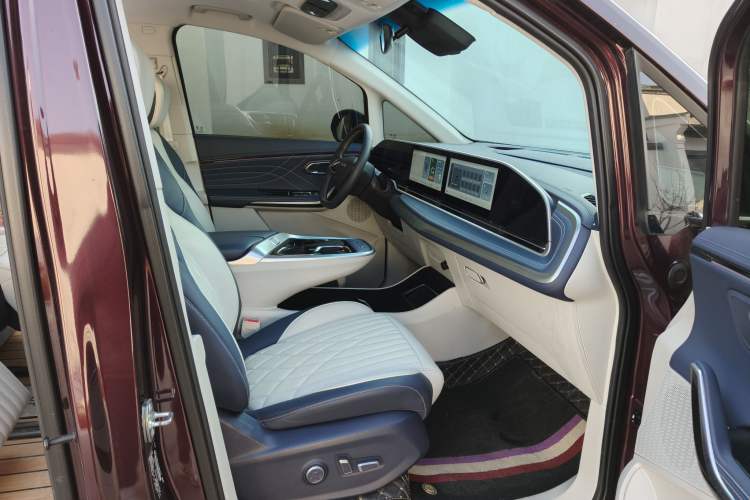 Used SAIC MAXUS G90 2023 2.0T Xingyun 7-Seater Version Interior 4