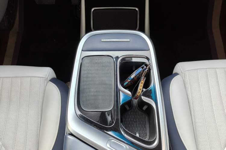 Used SAIC MAXUS G90 2023 2.0T Xingyun 7-Seater Version Interior 7