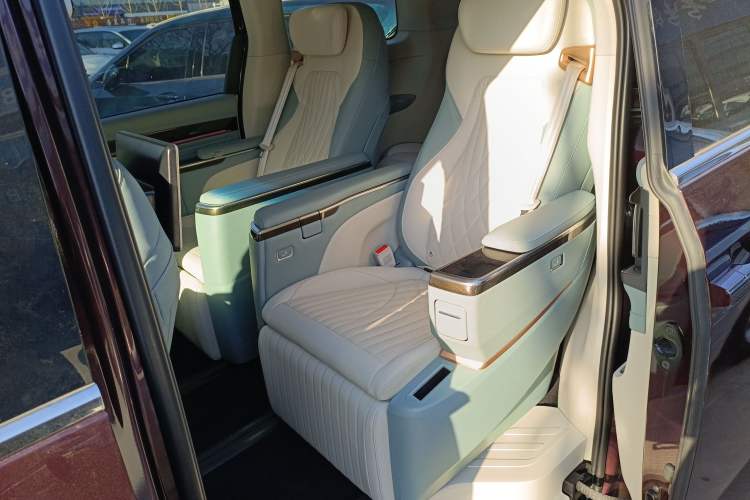 Used SAIC MAXUS G90 2023 2.0T Interstellar Six-Seater Version Left Rear Seat