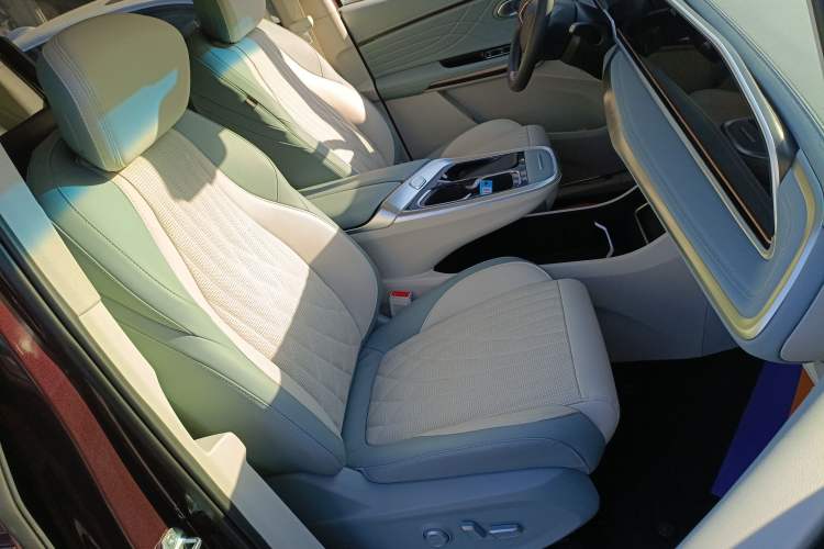 Used SAIC MAXUS G90 2023 2.0T Interstellar Six-Seater Version Right Front Seat