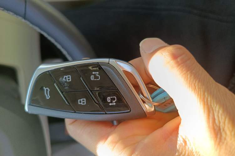 Used SAIC MAXUS G90 2023 2.0T Interstellar Six-Seater Version Vehicle Key