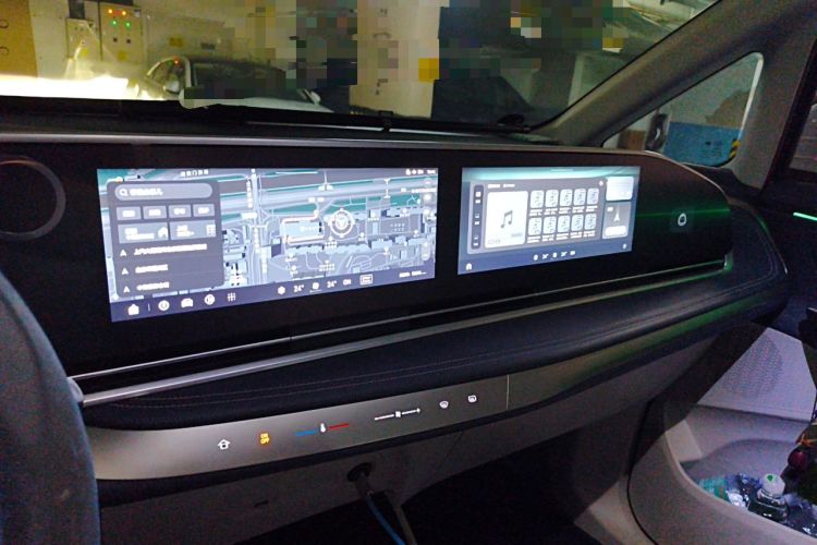 Used SAIC MAXUS G90 2023 2.0T Xingyun 7-Seater Version Audio And AC Panel