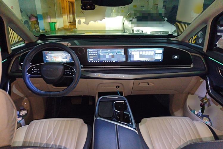 Used SAIC MAXUS G90 2023 2.0T Xingyun 7-Seater Version Center Console