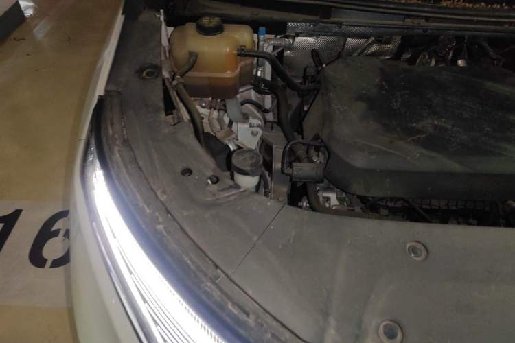 Used SAIC MAXUS G90 2023 2.0T Xingyun 7-Seater Version Engine Bay Right