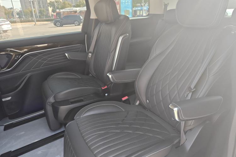 Used SAIC MAXUS G90 2023 2.0T Xingyun 7-Seater Version Left Rear Seat