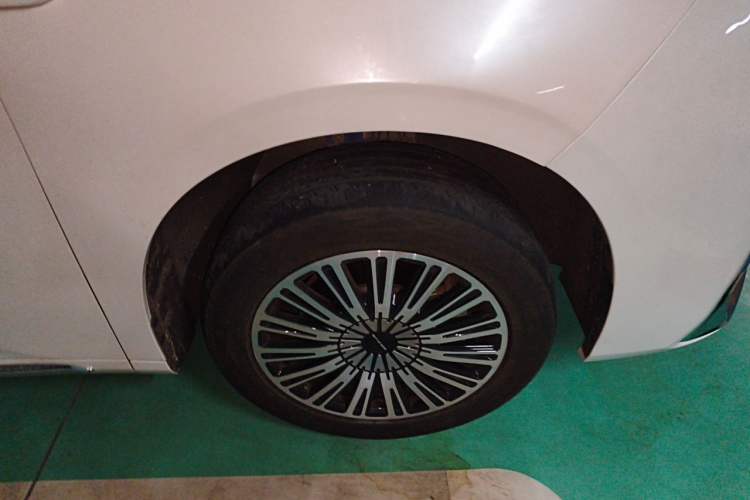 Used SAIC MAXUS G90 2023 2.0T Xingyun 7-Seater Version Right Front Wheel Hub