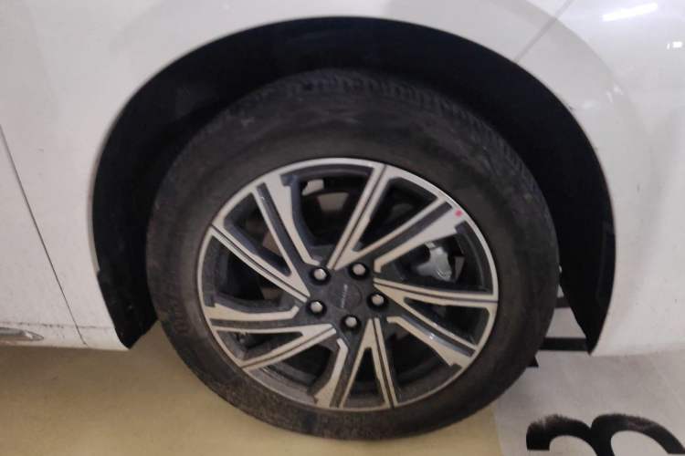Used SAIC MAXUS G90 2023 2.0T Xingyun 7-Seater Version Right Front Wheel Hub