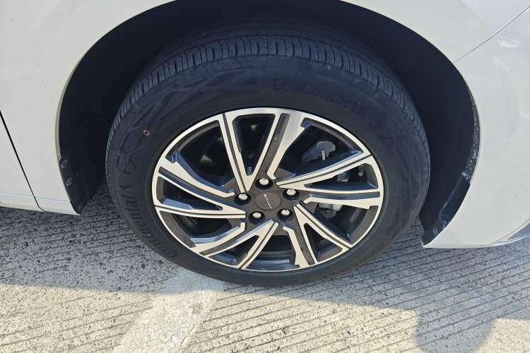 Used SAIC MAXUS G90 2023 2.0T Xingyun 7-Seater Version Right Front Wheel Hub