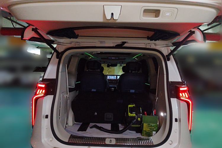 Used SAIC MAXUS G90 2023 2.0T Xingyun 7-Seater Version Trunk