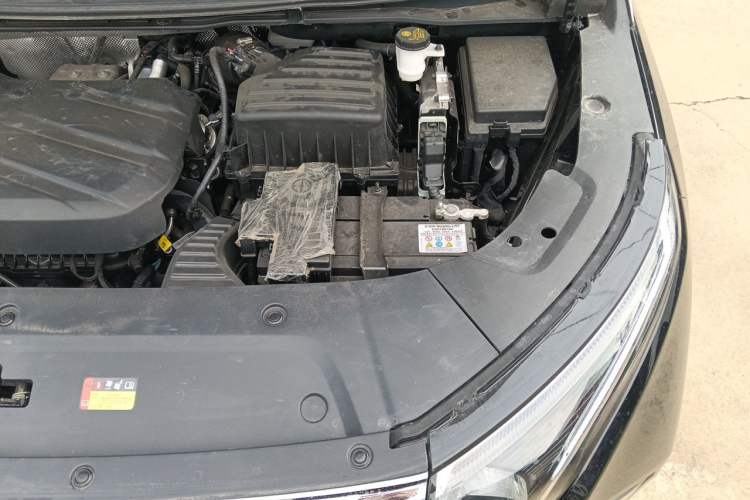 Used SAIC MAXUS G90 2024 2.0T Starlight Seven-Seater Engine Bay Left