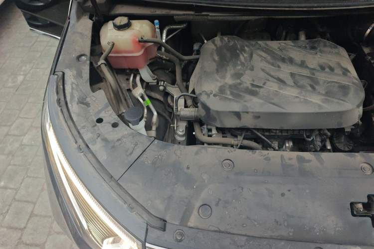 Used SAIC MAXUS G90 2024 2.0T Xingyun Seven-Seater Version Engine Bay Right