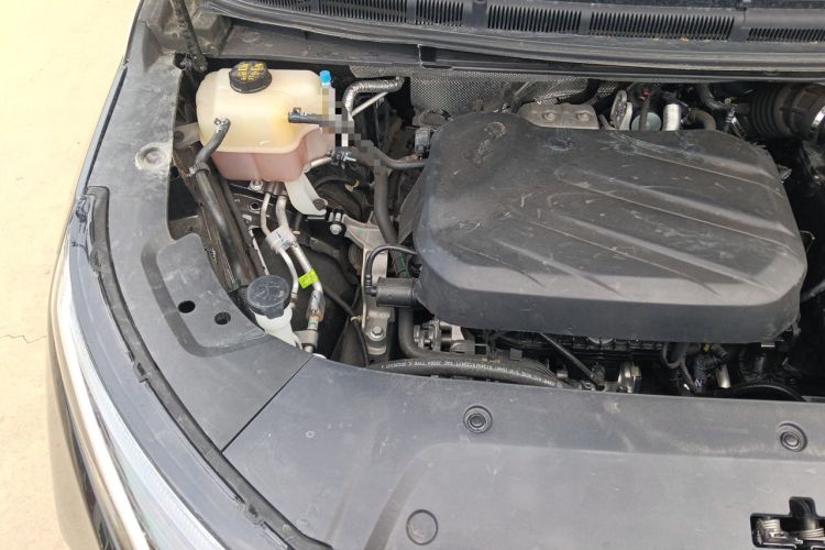Used SAIC MAXUS G90 2024 2.0T Starlight Seven-Seater Engine Bay Right