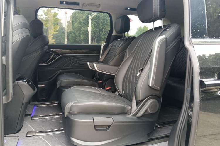 Used SAIC MAXUS G90 2024 2.0T Starlight Seven-Seater Left Rear Seat