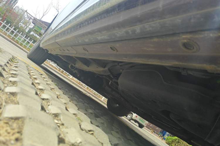 Used SAIC MAXUS G90 2024 2.0T Starlight Seven-Seater Chassis Rear Left
