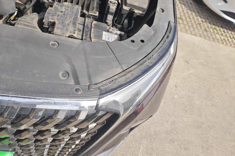 Used SAIC MAXUS G90 2024 2.0T Starlight Seven-Seater Engine Bay Left