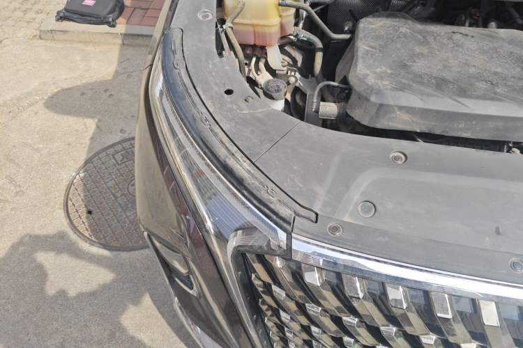 Used SAIC MAXUS G90 2024 2.0T Starlight Seven-Seater Engine Bay Right