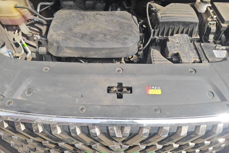 Used SAIC MAXUS G90 2024 2.0T Starlight Seven-Seater Engine Bay