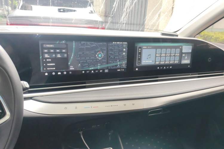 Used SAIC MAXUS G90 2024 2.0T Starlight Seven-Seater Audio And AC Panel