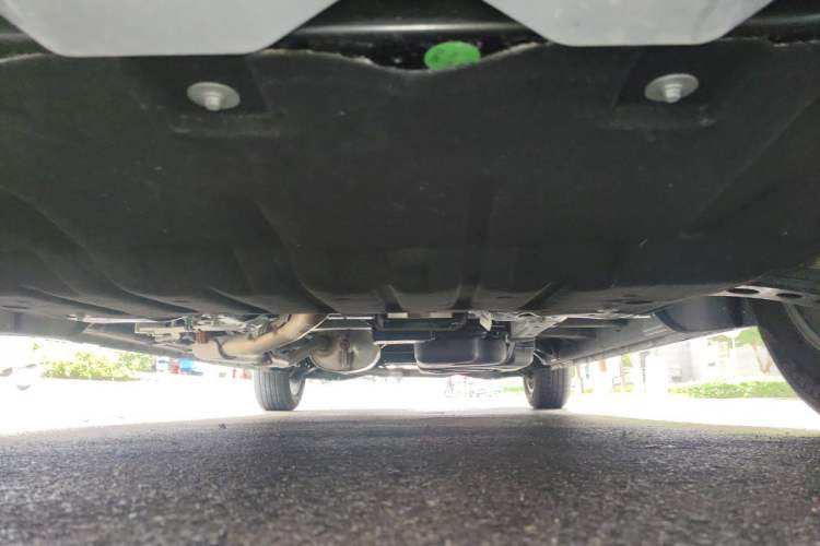 Used SAIC MAXUS G90 2024 2.0T Starlight Seven-Seater Chassis Front