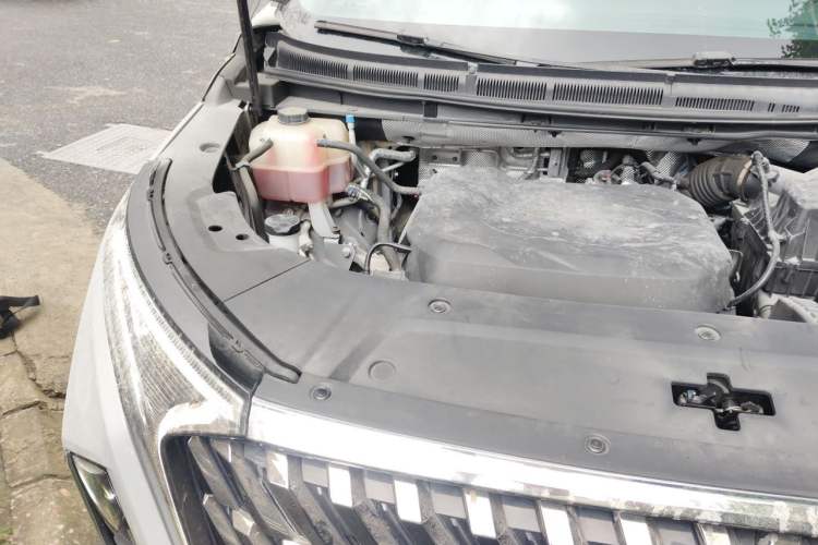 Used SAIC MAXUS G90 2024 2.0T Starlight Seven-Seater Engine Bay Right