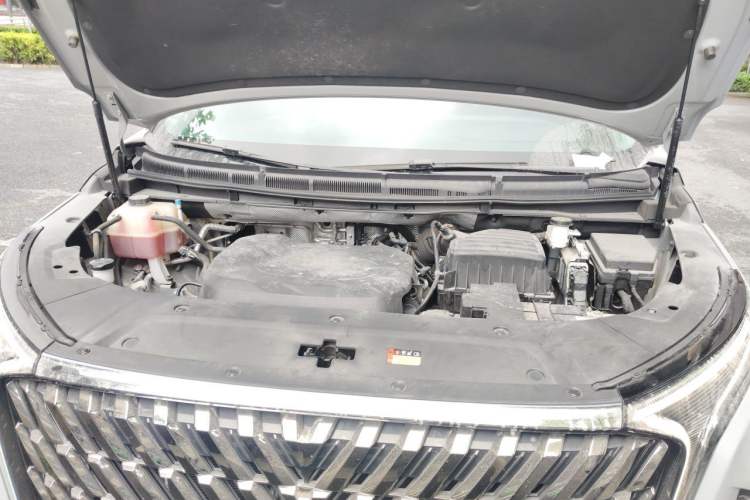 Used SAIC MAXUS G90 2024 2.0T Starlight Seven-Seater Engine Bay