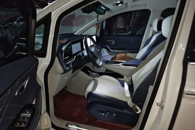 Used SAIC MAXUS G90 2024 2.0T Xinghan Seven-Seater Version Interior 3