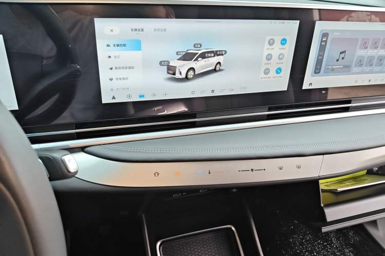 Used SAIC MAXUS G90 2025 2.0T Starlight Seven-Seater Audio And AC Panel