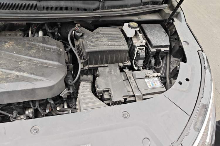 Used SAIC MAXUS G90 2025 2.0T Starlight Seven-Seater Engine Bay Left