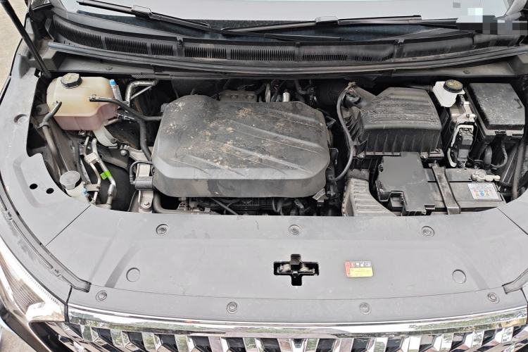 Used SAIC MAXUS G90 2025 2.0T Starlight Seven-Seater Engine Bay