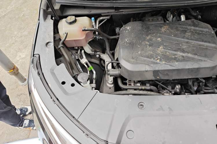 Used SAIC MAXUS G90 2025 2.0T Starlight Seven-Seater Engine Bay Right