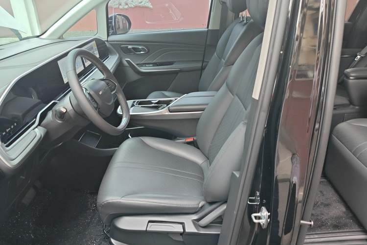 Used SAIC MAXUS G90 2025 2.0T Starlight Seven-Seater Left Front Seat