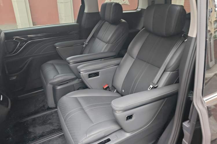 Used SAIC MAXUS G90 2025 2.0T Starlight Seven-Seater Left Rear Seat