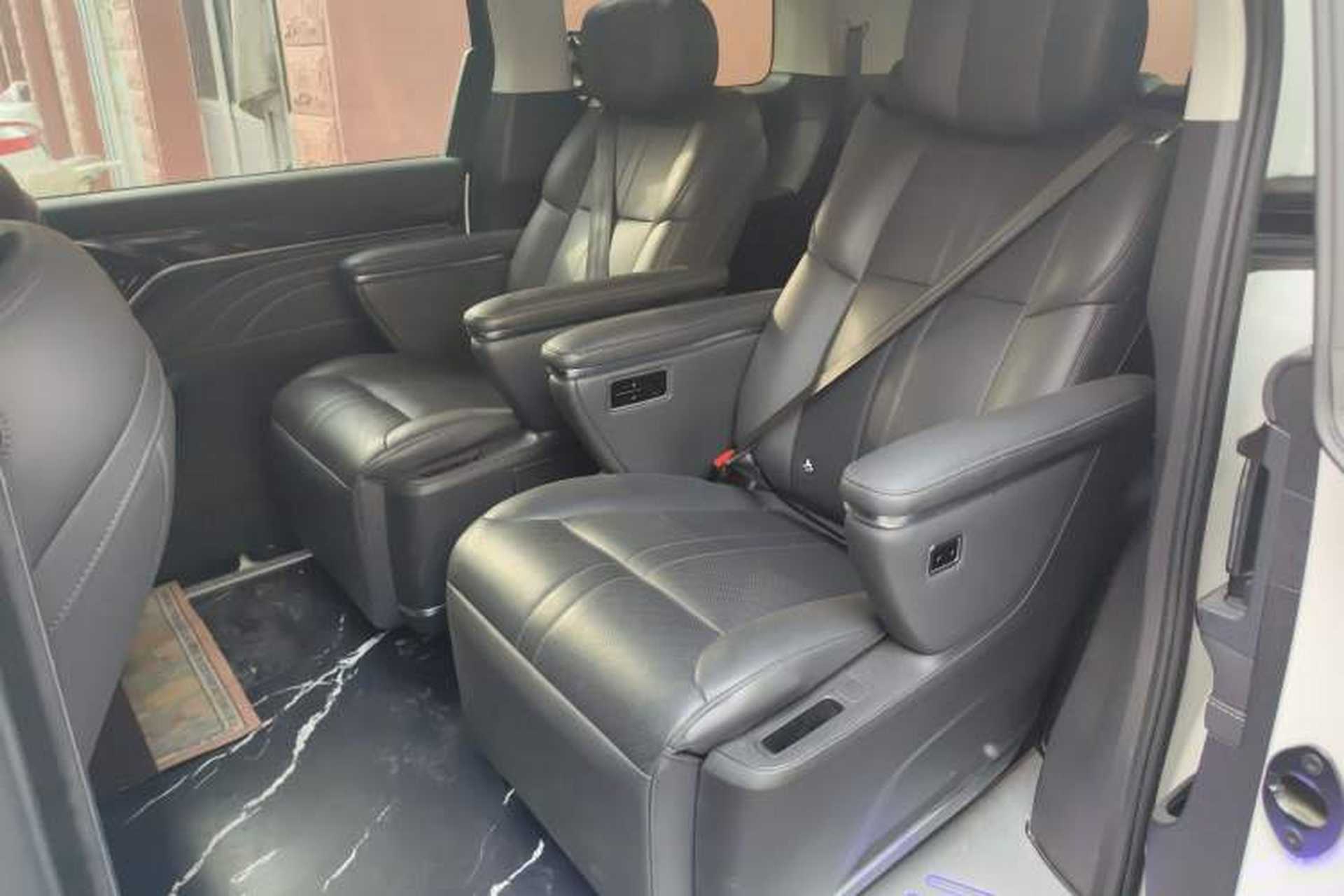 Used SAIC MAXUS G90 2025 2.0T Starlight Seven-Seater Left Rear Seat