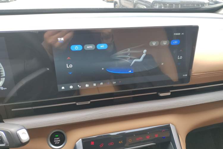 Used SAIC MAXUS G50 PHEV 2025 Leading Edition Audio And AC Panel