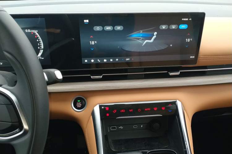 Used SAIC MAXUS G50 PHEV 2025 Leading Edition Audio And AC Panel