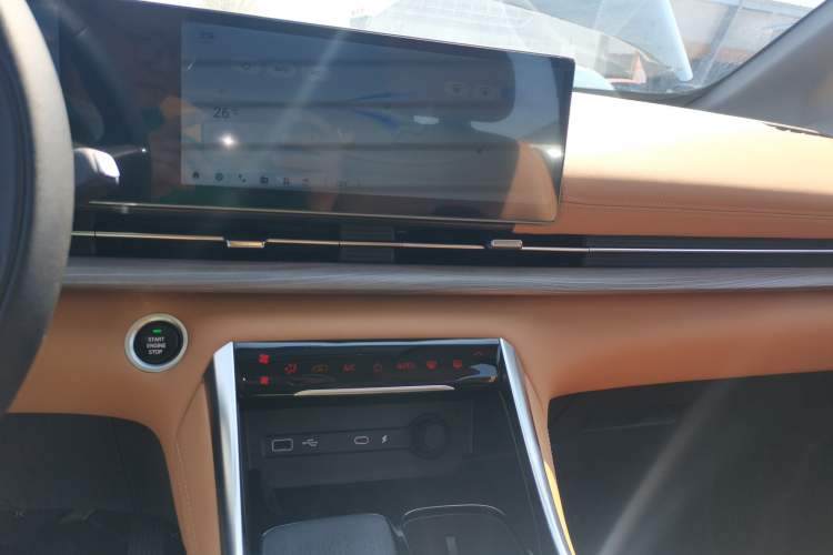 Used SAIC MAXUS G50 PHEV 2025 Leading Edition Audio And AC Panel