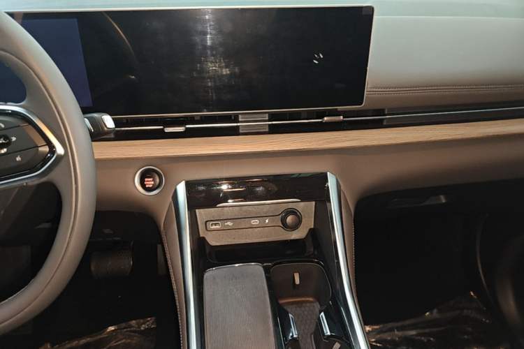 Used SAIC MAXUS G50 PHEV 2025 Leading Edition Audio And AC Panel