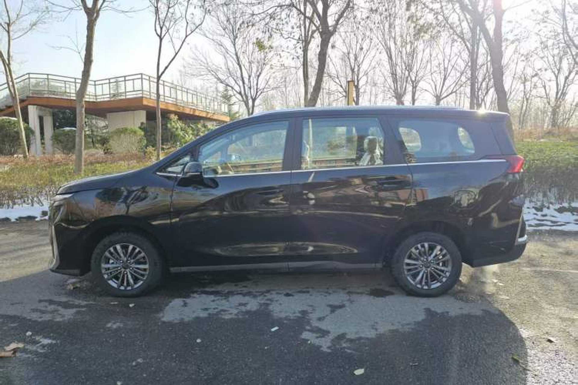 Used SAIC MAXUS G50 PHEV 2025 Leading Edition Exterior 5