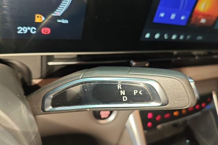 Used SAIC MAXUS G50 PHEV 2025 Leading Edition Gear Lever