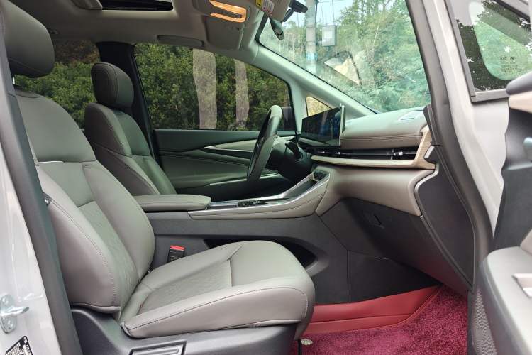 Used SAIC MAXUS G50 PHEV 2025 Leading Edition Interior 9