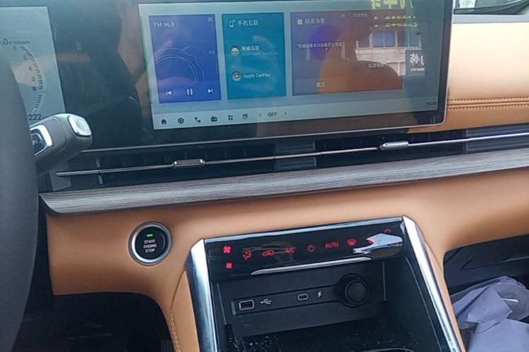 Used SAIC MAXUS G50 PHEV 2025 Leading Edition Audio And AC Panel