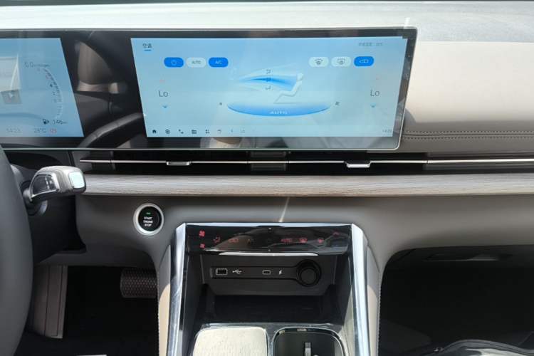 Used SAIC MAXUS G50 PHEV 2025 Leading Edition Audio And AC Panel