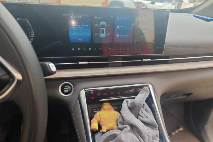 Used SAIC MAXUS G50 PHEV 2025 Leading Edition Audio And AC Panel