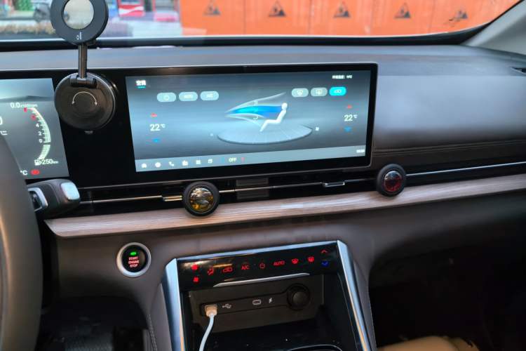 Used SAIC MAXUS G50 PHEV 2025 Leading Edition Audio And AC Panel