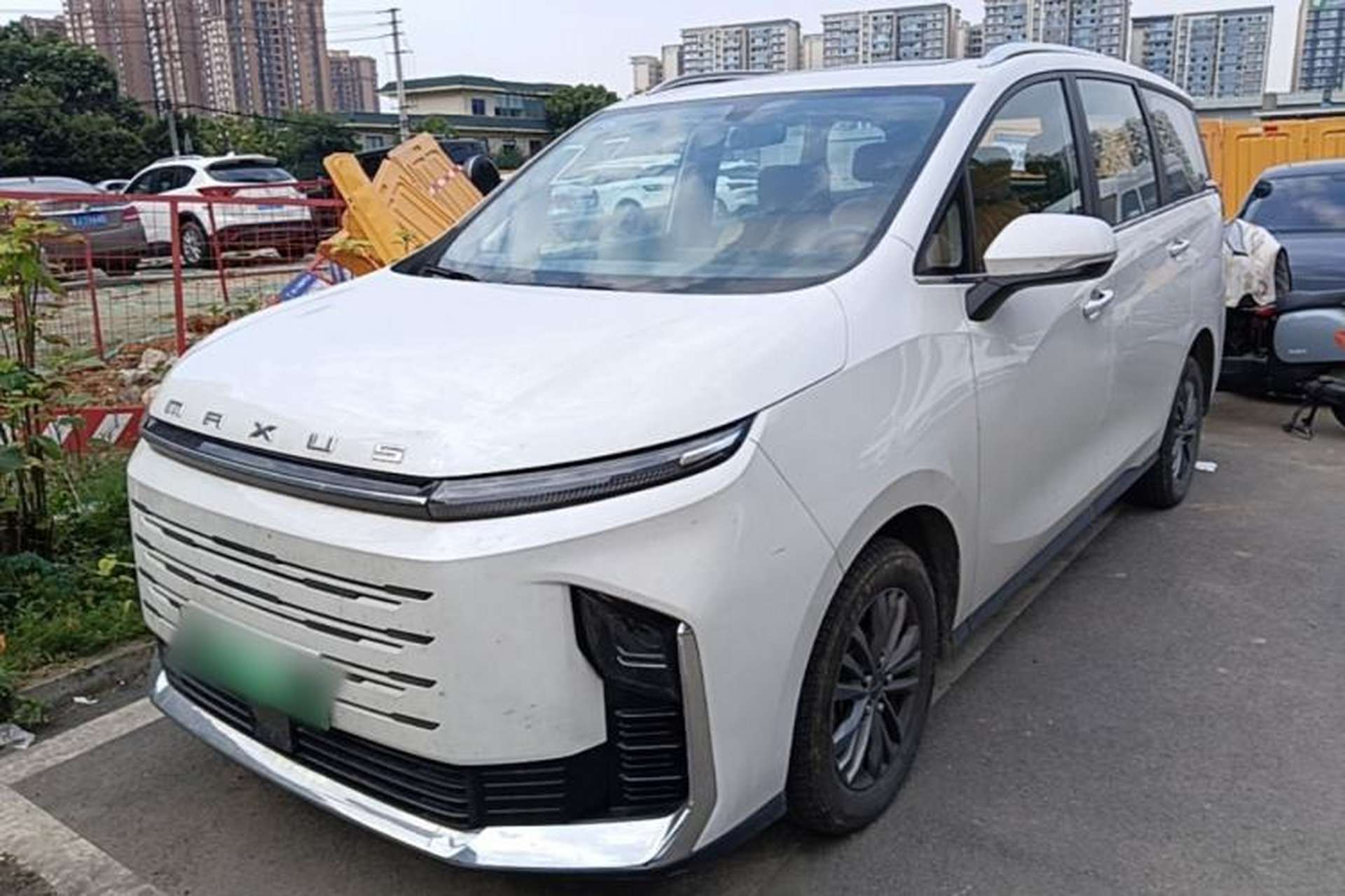 Used SAIC MAXUS G50 PHEV 2025 Leading Edition Front Left 45 Deg