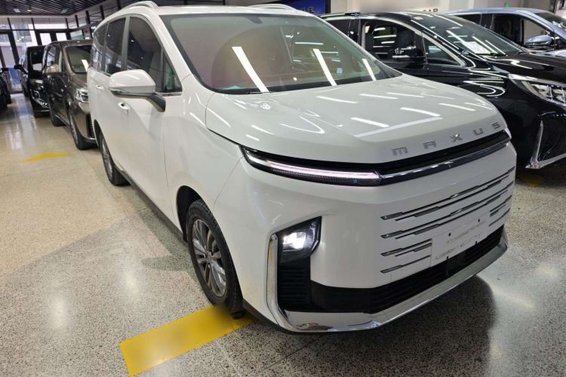 Used SAIC MAXUS G50 PHEV 2025 Leading Edition Front Right 45 Deg