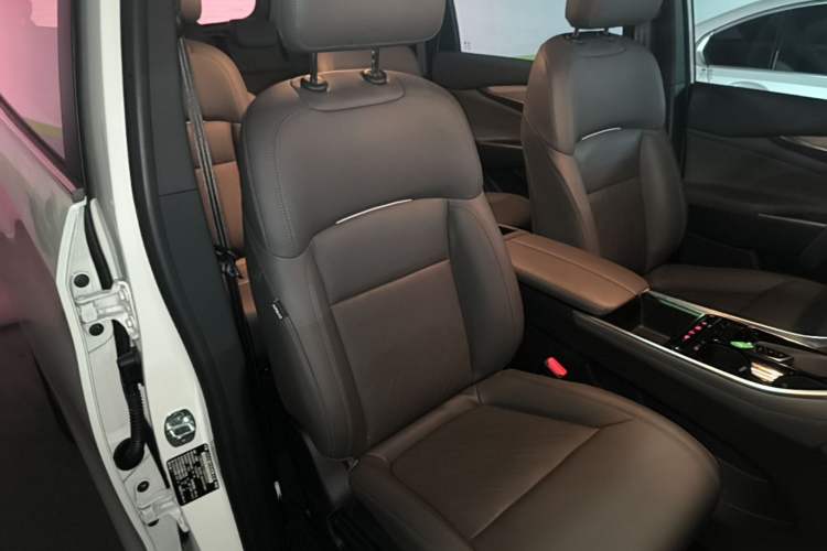 Used SAIC MAXUS G50 PHEV 2025 Leading Edition Right Front Seat